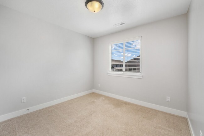 Building Photo - Pet-Friendly 3-Bedroom Rental Near Thanksg...