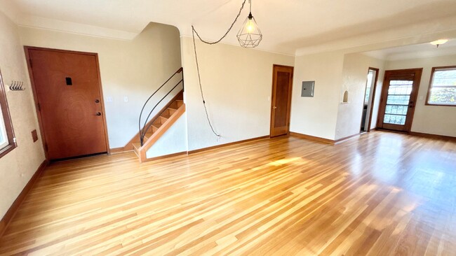 Building Photo - Modern Comfort in the Heart of Hosford Abernethy!