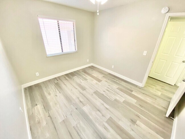 Building Photo - BEAUTIFUL 2 BED 2 BATH SECOND FLOOR CENTRAL LAS VEGAS CONDO