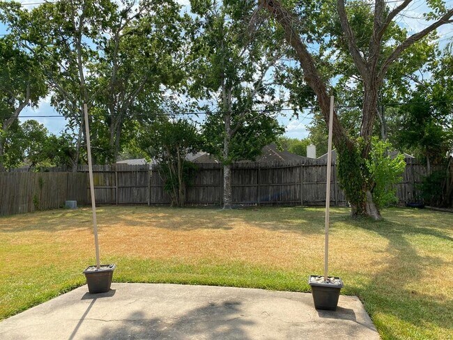 Building Photo - 615 Stonewall Dr