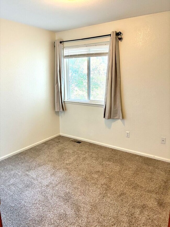 Building Photo - Charming 3 Bed, 2 Bath, Ranch Style Home i...
