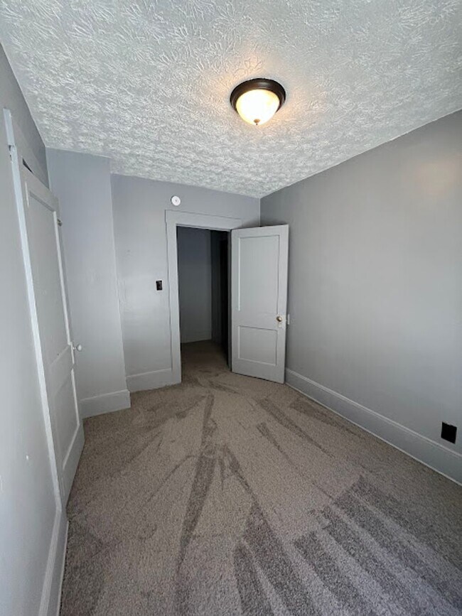 Building Photo - 3 Bedroom 1 Bathroom Home Rent Ready