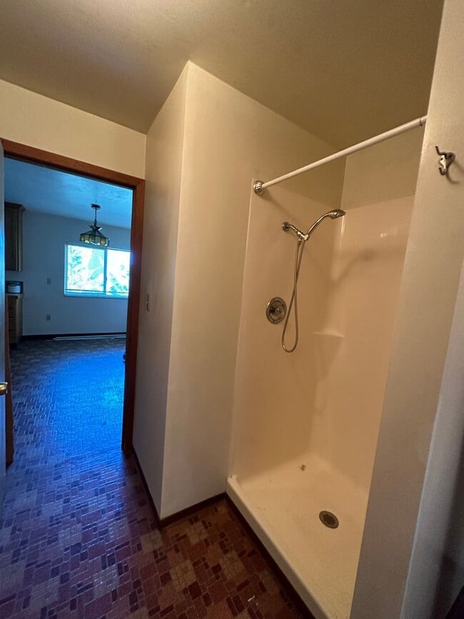 Building Photo - Roseburg 2 bedroom 2 bath home