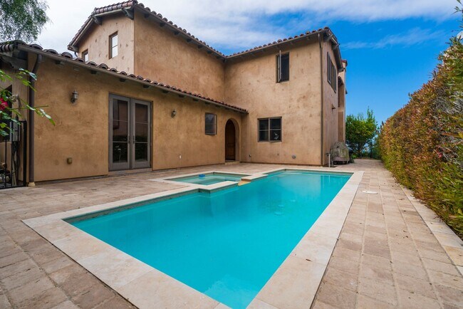 Building Photo - Gorgeous 5 Bedroom Home with sweeping views and pool