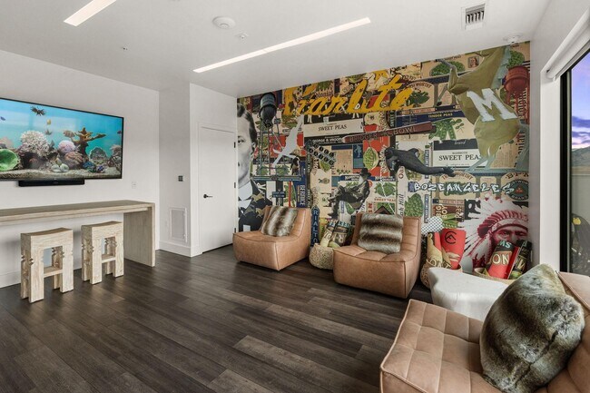 Building Photo - 221 E Oak St