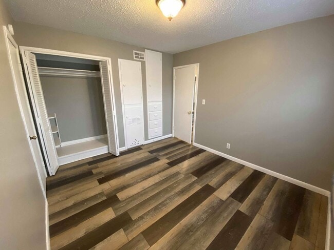 Building Photo - 3 Bedroom On West Side!