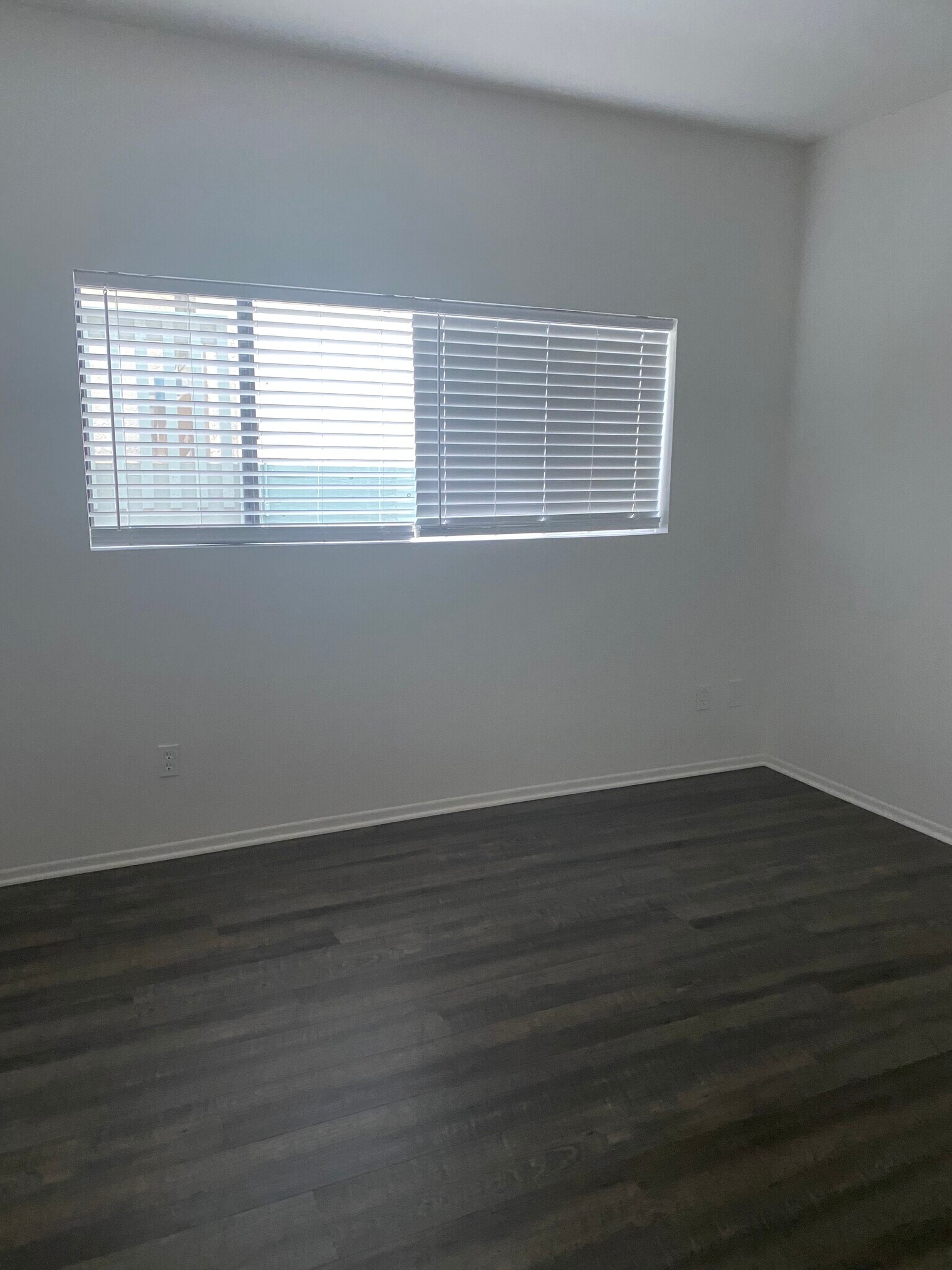 Building Photo - 930 S Venice Blvd