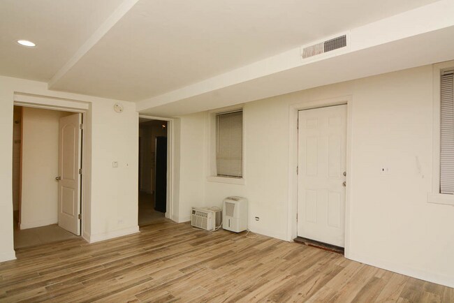 Building Photo - 1160 N La Salle Dr