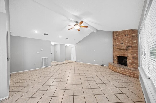 Building Photo - 16910 Glen Eagle Dr N