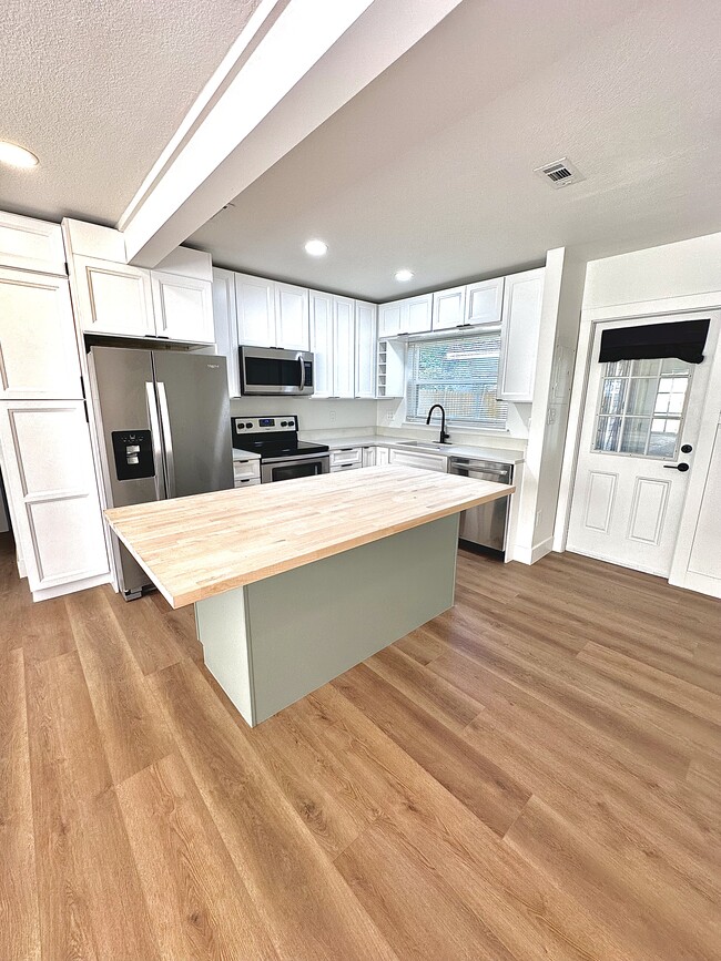 Building Photo - 1050 Nokomis St