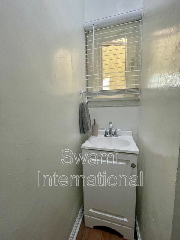 Building Photo - 521 N Avalon Blvd