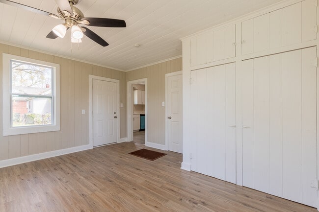 Building Photo - 1055 University St