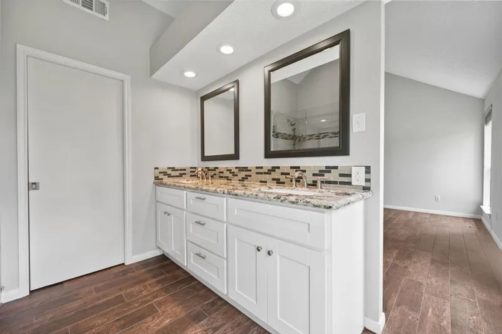 Building Photo - 3518 Grove Oaks Dr