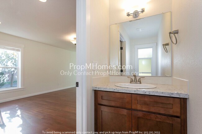 Building Photo - Trendy Updated SE Portland Bungalow with Balcony!