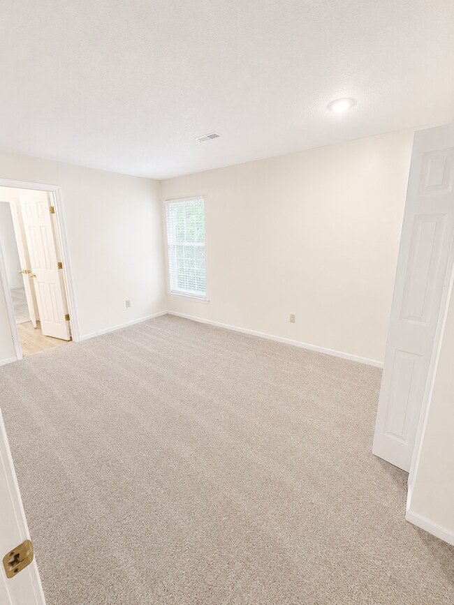 Building Photo - 4 bed/4.5 bath Overland Park Home with Multiple Entertainment Areas in Blue Valley