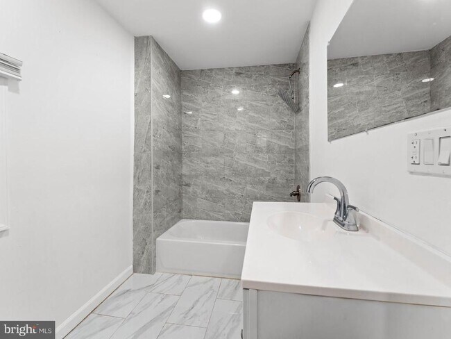 Building Photo - 2443 Nicholas St