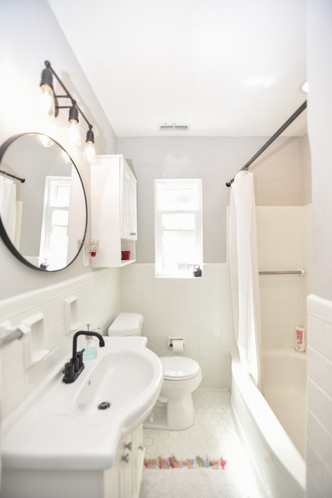 Building Photo - Zinsle Flats