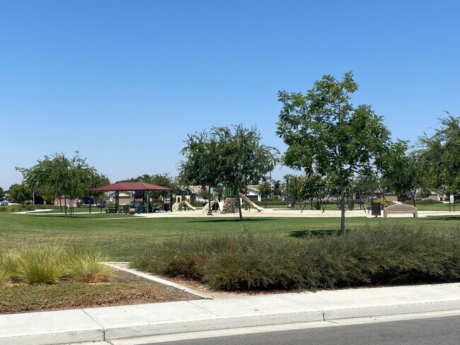 Building Photo - Gorgeous 5 BD 3 BA home available for rent...
