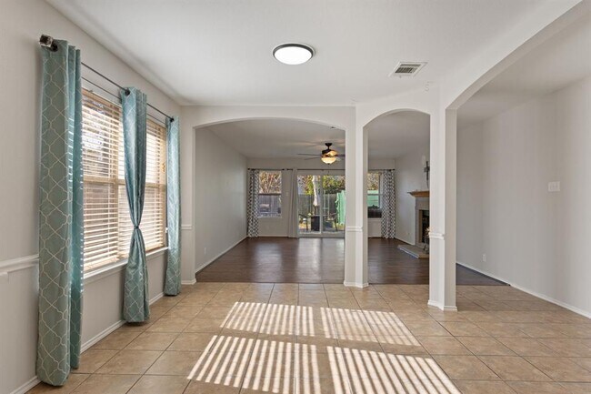 Building Photo - 108 David Dr