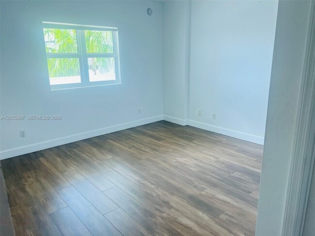 Building Photo - 14951 Royal Oaks Ln