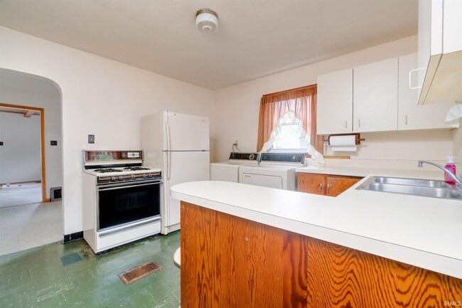 Building Photo - 3117 Oswego Ave