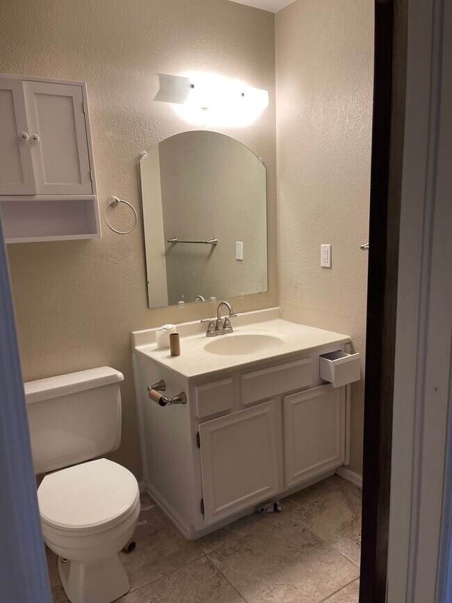 Building Photo - 3 bedroom 1.5 bath with a Large Detached Garage