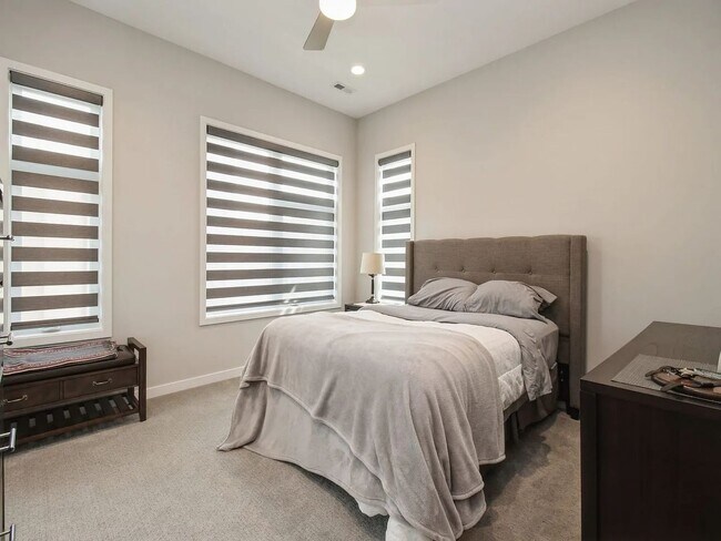 Building Photo - Luxurious 3-Bedroom, 2-Bathroom Townhouse – Des Moines