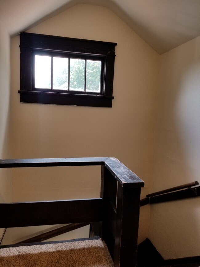 Building Photo - ***AUGUST 2027*** 5 Bed 3 Bath House Downtown