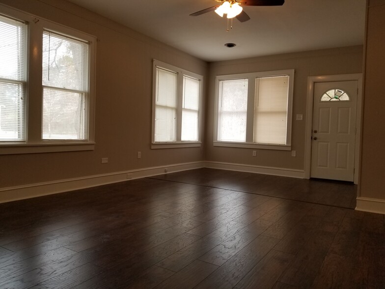 Living room - 2028 Mc Cutchen Ave