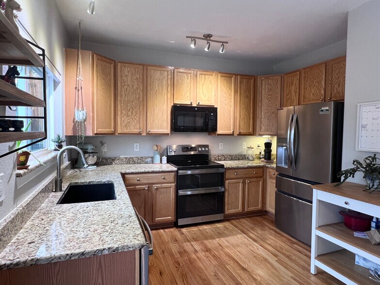 Building Photo - 15982 Longford Dr
