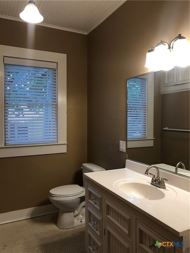 Building Photo - 414 W San Antonio St