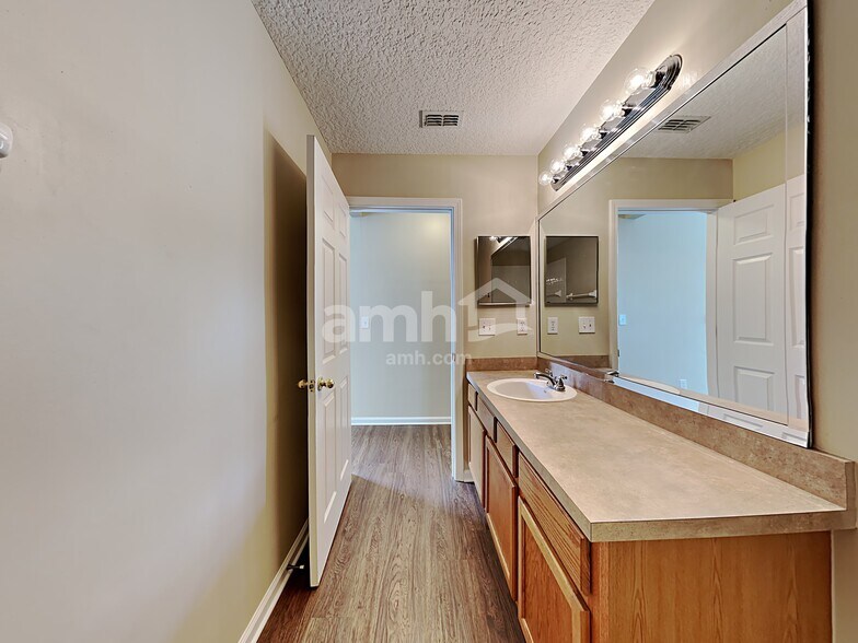 Building Photo - 386 Stonehurst Pky