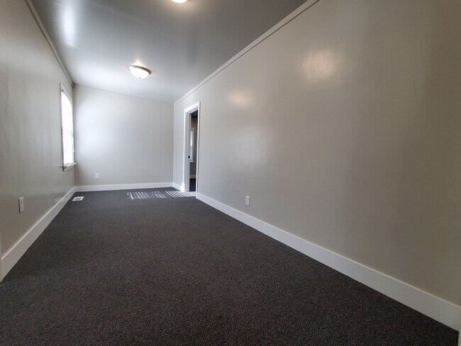 Building Photo - 3 Bed 1 Bath Home