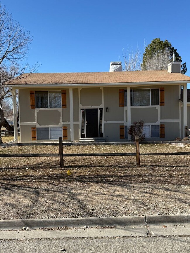 Building Photo - 4 bedroom 2 bath home prime location