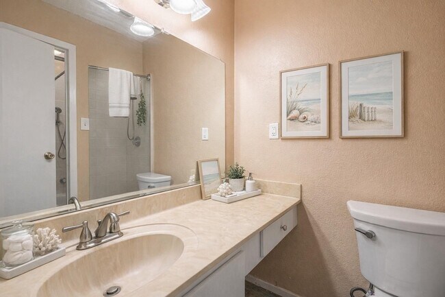Building Photo - 7069 N Holiday Dr