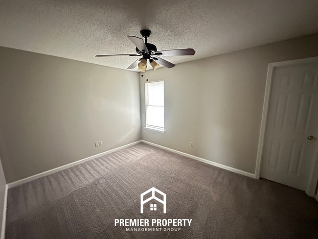 Building Photo - Cozy 3-Bedroom Memphis Rental with Brick Fireplace, High Ceilings & Fenced Yard