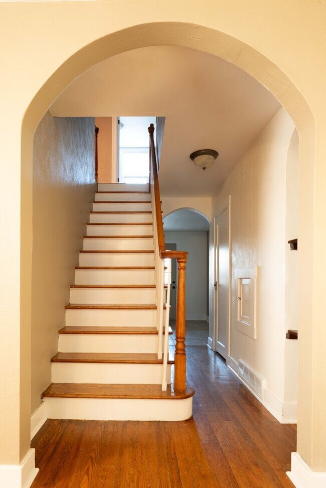 Building Photo - SCORE 50% OFF 1ST MONTH'S RENT IF SIGNED BY DEC 19! Gorgeous 3 bedroom home in Scott Township ava...