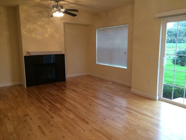 Building Photo - Fantastic 3-Bedroom, 2 3/4 bathroom Townho...