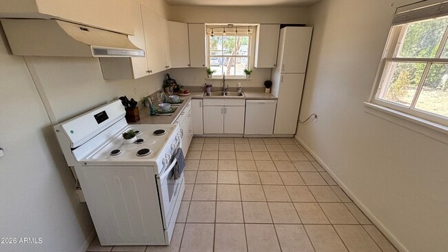 Building Photo - 2528 E Hartford Ave
