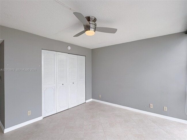 Building Photo - 800 Parkview Dr