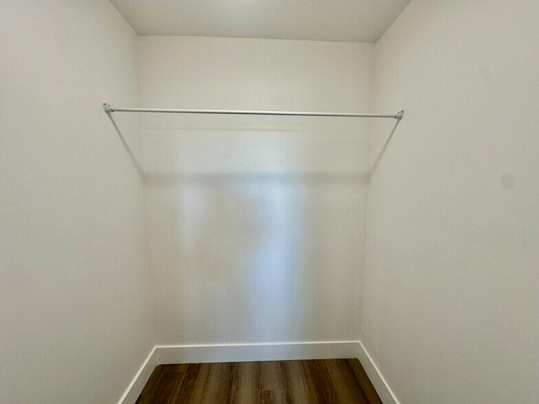 Building Photo - 2890 N Oakland Forest Dr