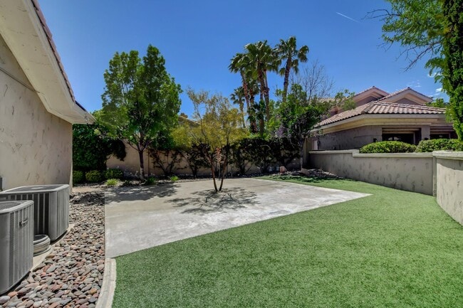 Building Photo - Single Story in Country Club Hills!
