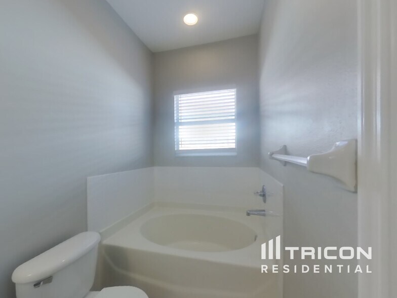 Building Photo - 24409 Breezy Oak Ct