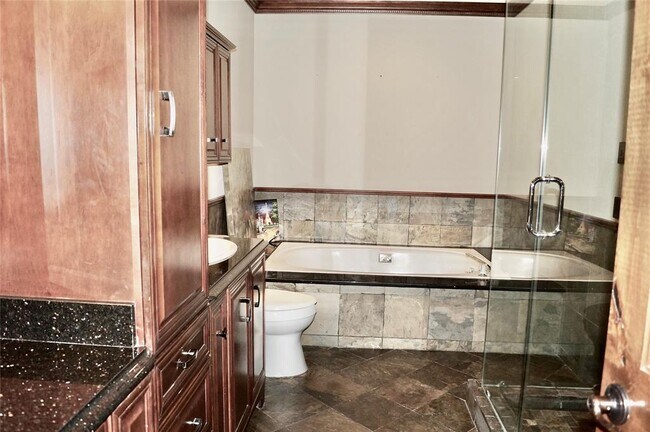 Building Photo - 3018 Holly Hall St