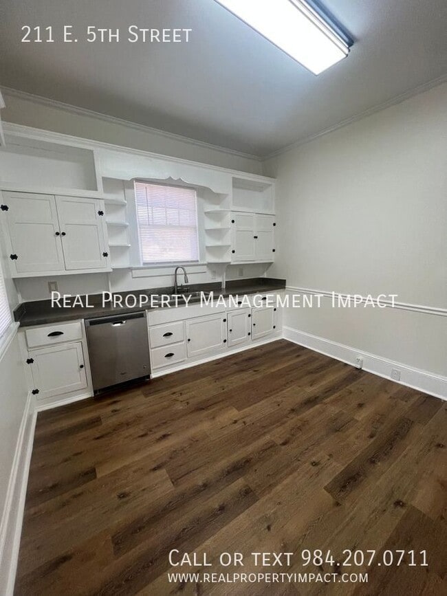 Building Photo - 211 E 5th St