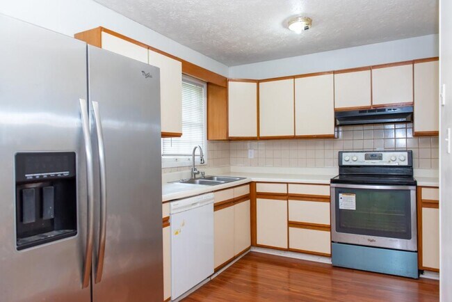 Building Photo - 6205 Fieldcrest Dr