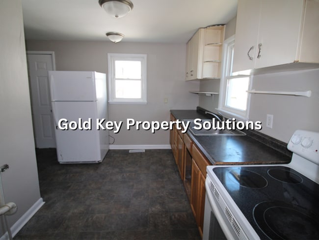 Building Photo - Eastside 3 BR 1 BA House with Garage and Central Air (SECTION 8 APPROVED)