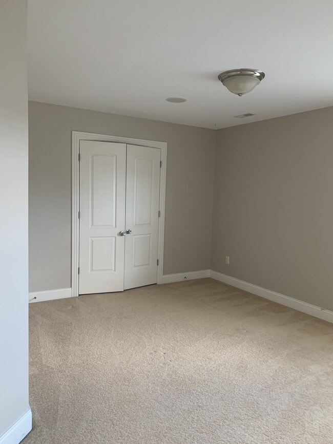 Building Photo - 426 Creekview Dr