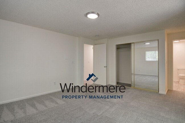 Building Photo - 4 bedroom 3 bathroom pet friendly home