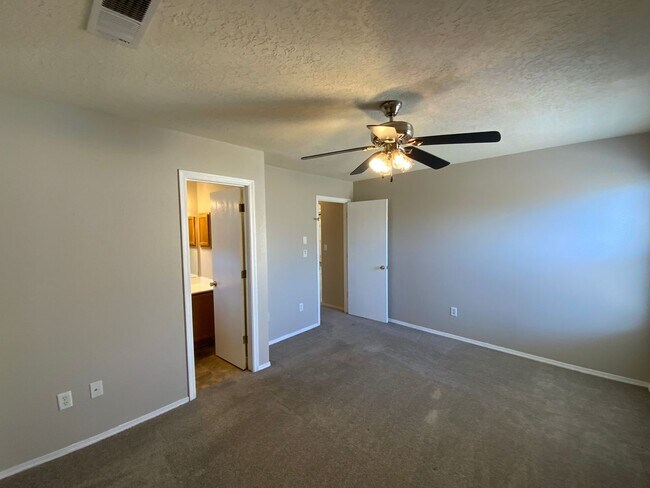 Building Photo - 3 Bedroom Single Story Home Available in V...